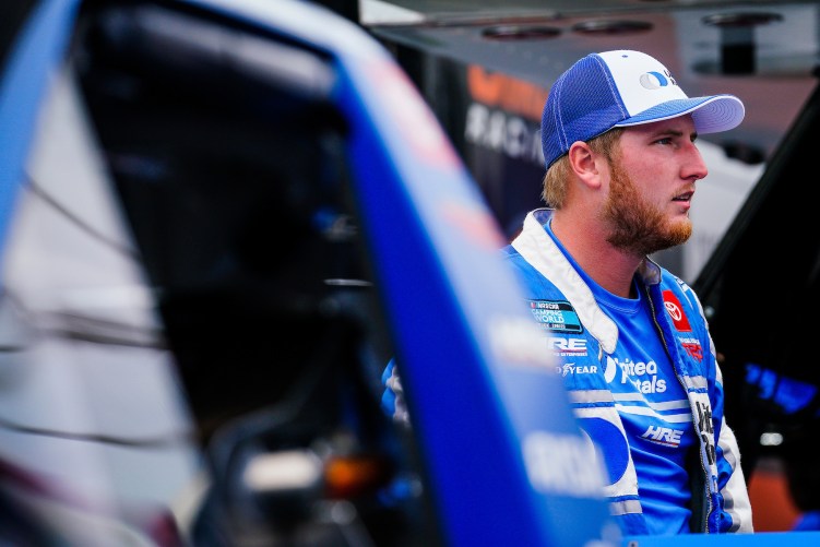 Austin Hill salta a la cima de las listas de velocidad en los últimos segundos de la práctica de la Serie de Camionetas en Charlotte