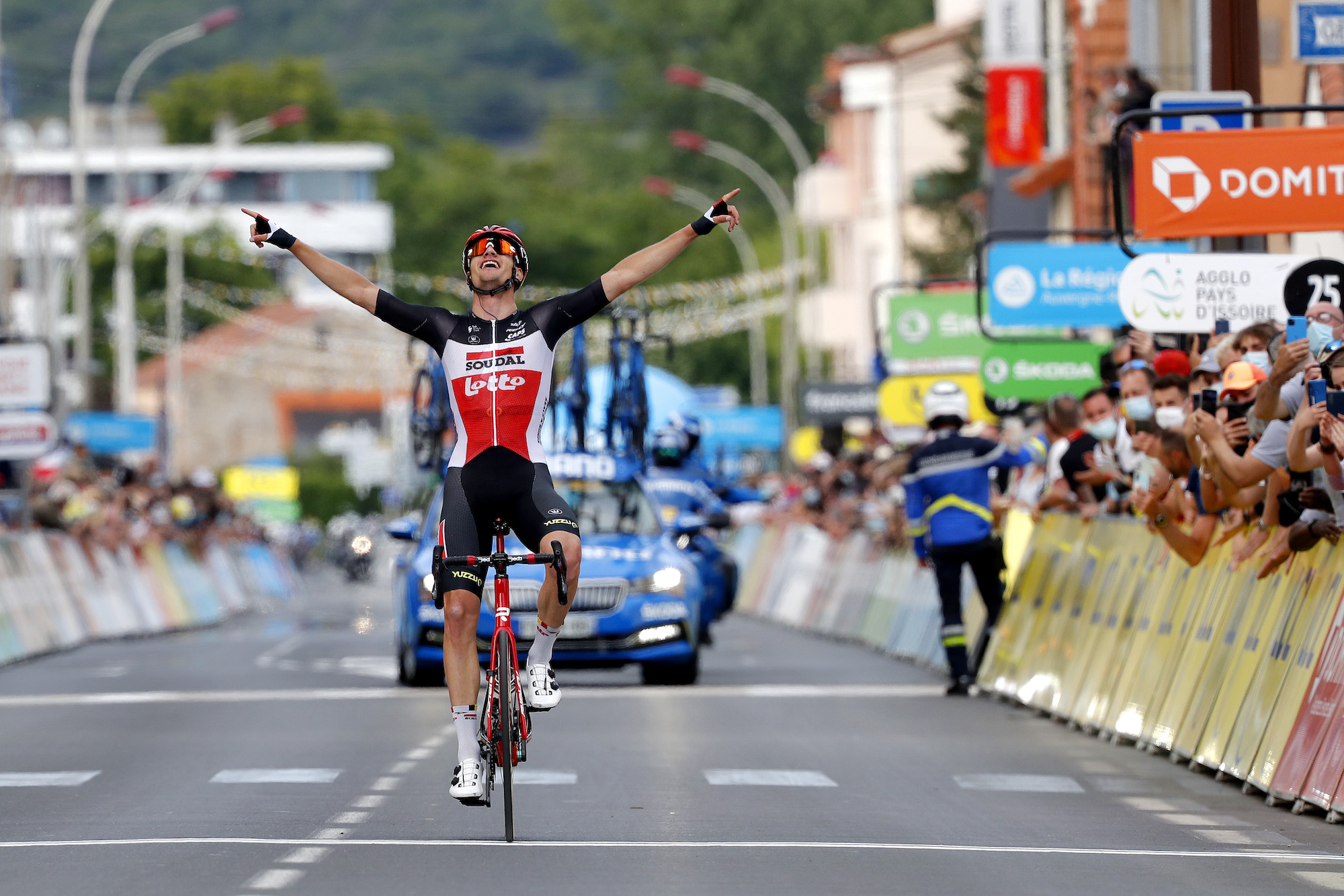 Brent Van Moer sobrevive de la escapada para tomar la etapa inaugural del Critérium du Dauphiné 2021