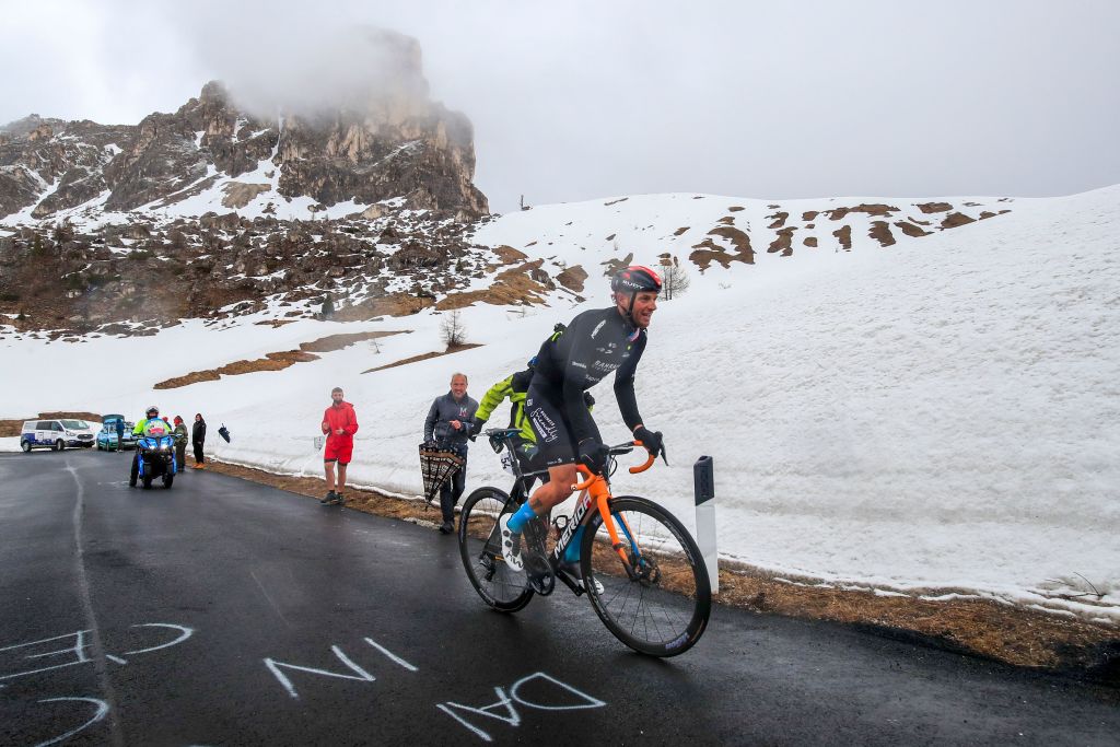 Caruso sigue subiendo más alto en el Giro de Italia