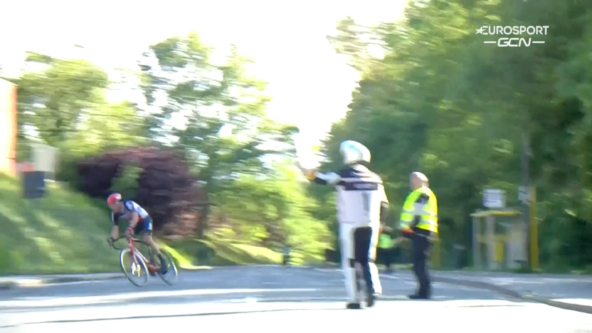 El piloto de Lotto-Soudal expulsado del curso cuando lideraba solo en el último kilómetro en Ronde van Limburg