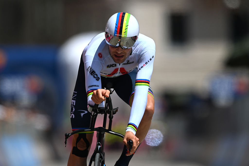 Ganna 'sudando y asustado' cuando un pinchazo amenazaba con la victoria en la contrarreloj del Giro de Italia