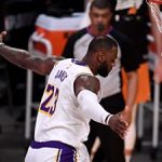 Watch Lebron James provide a no-look backward pass and score an impressive slam dunk as the Los Angeles Lakers fell to a 100-92 defeat to the Phoenix Suns in the NBA.