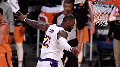 Watch Lebron James provide a no-look backward pass and score an impressive slam dunk as the Los Angeles Lakers fell to a 100-92 defeat to the Phoenix Suns in the NBA.