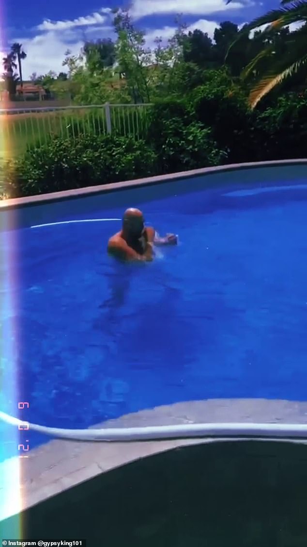 Tyson Fury se ha llevado a la piscina en su Villa para lucir sus combinaciones rápidas (arriba)