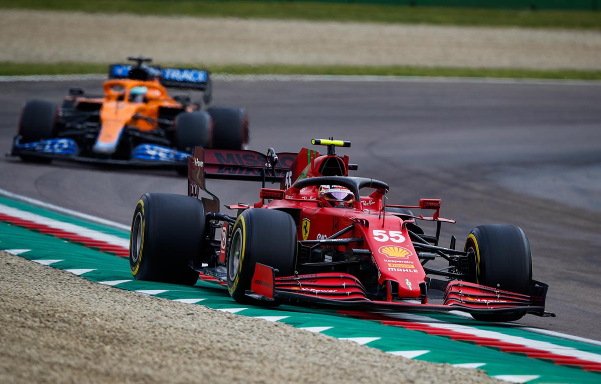 Carlos Sainz disfruta de adaptarse a un Ferrari 'muy, muy diferente'