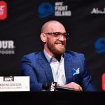 ABU DHABI, EMIRATOS ÁRABES UNIDOS - 21 DE ENERO: En esta imagen proporcionada por el UFC, Conor McGregor de Irlanda interactúa con los medios durante el evento de la conferencia de prensa UFC 257 dentro de Etihad Arena en UFC Fight Island el 21 de enero de 2021 en Yas Island, Abu Dhabi, Emiratos Árabes Unidos.  (Foto de Jeff Bottari / Zuffa LLC a través de Getty Images)