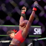 ATLANTIC CITY, NUEVA JERSEY - 10 DE JUNIO: Claressa Shields de los Estados Unidos celebra su victoria sobre Brittney Elkin de los Estados Unidos durante la pelea de peso ligero en Ovation Hall en Ocean Casino Resort el 10 de junio de 2021 en Atlantic City, Nueva Jersey.  (Foto de Elsa / Getty Images)