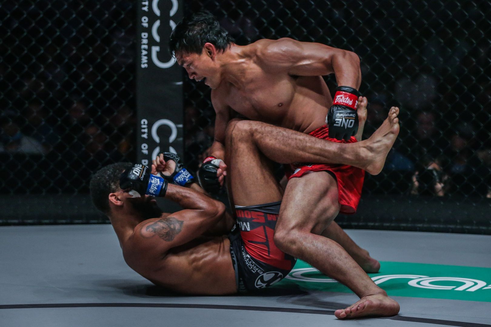 El luchador filipino de MMA Eduard Folayang desata tierra y golpe contra Pieter Buist
