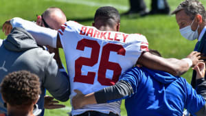 El corredor de los New York Giants, Saquon Barkley (26), es ayudado a salir del campo después de sufrir una lesión durante el segundo cuarto contra los Chicago Bears en el Soldier Field.