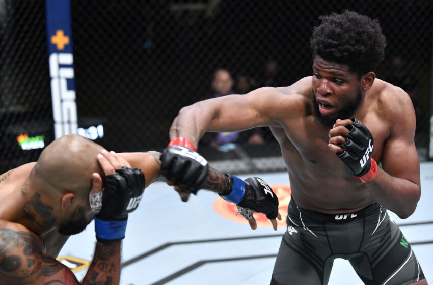LAS VEGAS, NEVADA - 26 DE JUNIO: (RL) Kennedy Nzechukwu de Nigeria golpea a Danilo Marques de Brasil en una pelea de peso semipesado durante el evento UFC Fight Night en UFC APEX el 26 de junio de 2021 en Las Vegas, Nevada.  (Foto de Chris Unger / Zuffa LLC)