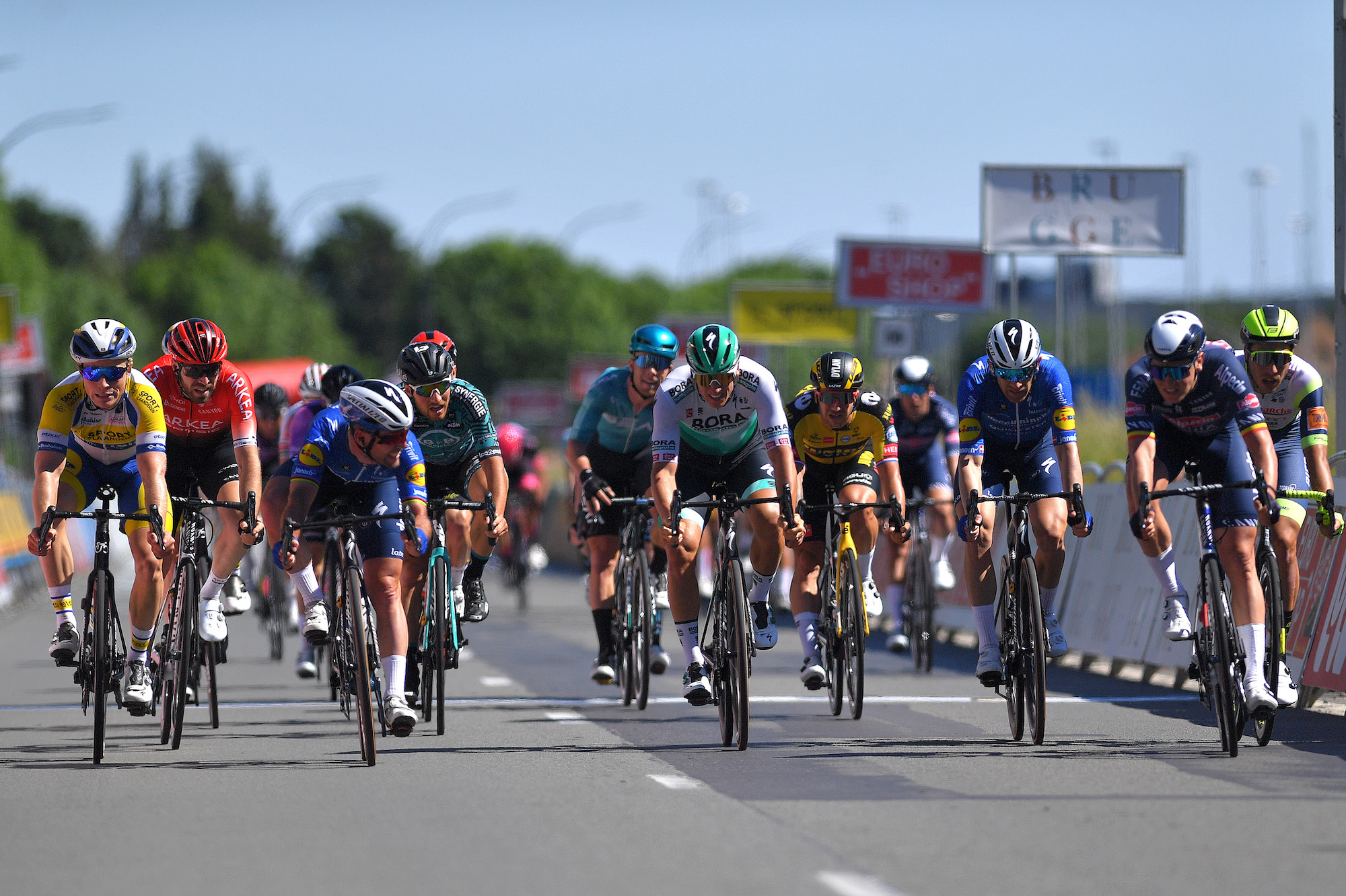 El final fotográfico coloca a Mark Cavendish en segundo lugar en la carrera de un día de Bélgica mientras continúa la trayectoria ascendente