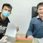El luchador de MMA Jeremy Pacatiw firma su contrato de ONE Championship en la oficina de Mark Sangiao