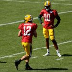 GREEN BAY, WISCONSIN - 20 DE AGOSTO: Aaron Rodgers # 12 de los Green Bay Packers participa en un simulacro mientras Jordan Love # 10 observa durante el campamento de entrenamiento de Green Bay Packers en Lambeau Field el 20 de agosto de 2020 en Green Bay, Wisconsin.  (Foto de Dylan Buell / Getty Images)