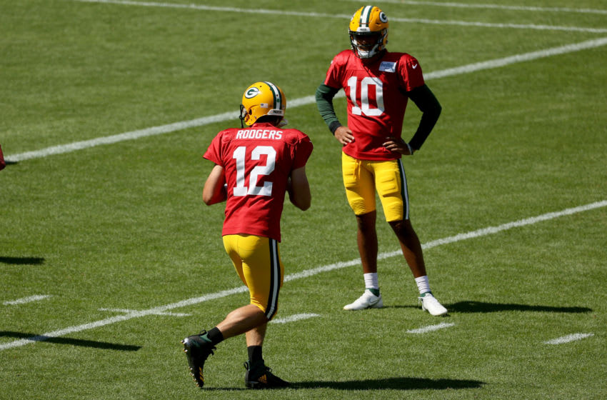 GREEN BAY, WISCONSIN - 20 DE AGOSTO: Aaron Rodgers # 12 de los Green Bay Packers participa en un simulacro mientras Jordan Love # 10 observa durante el campamento de entrenamiento de Green Bay Packers en Lambeau Field el 20 de agosto de 2020 en Green Bay, Wisconsin.  (Foto de Dylan Buell / Getty Images)