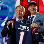 Mac Jones (Alabama) con el comisionado de la NFL Roger Goodell después de ser seleccionado por los Patriotas de Nueva Inglaterra como la selección general número 15 en la primera ronda del Draft de la NFL 2021 en el First Energy Stadium.