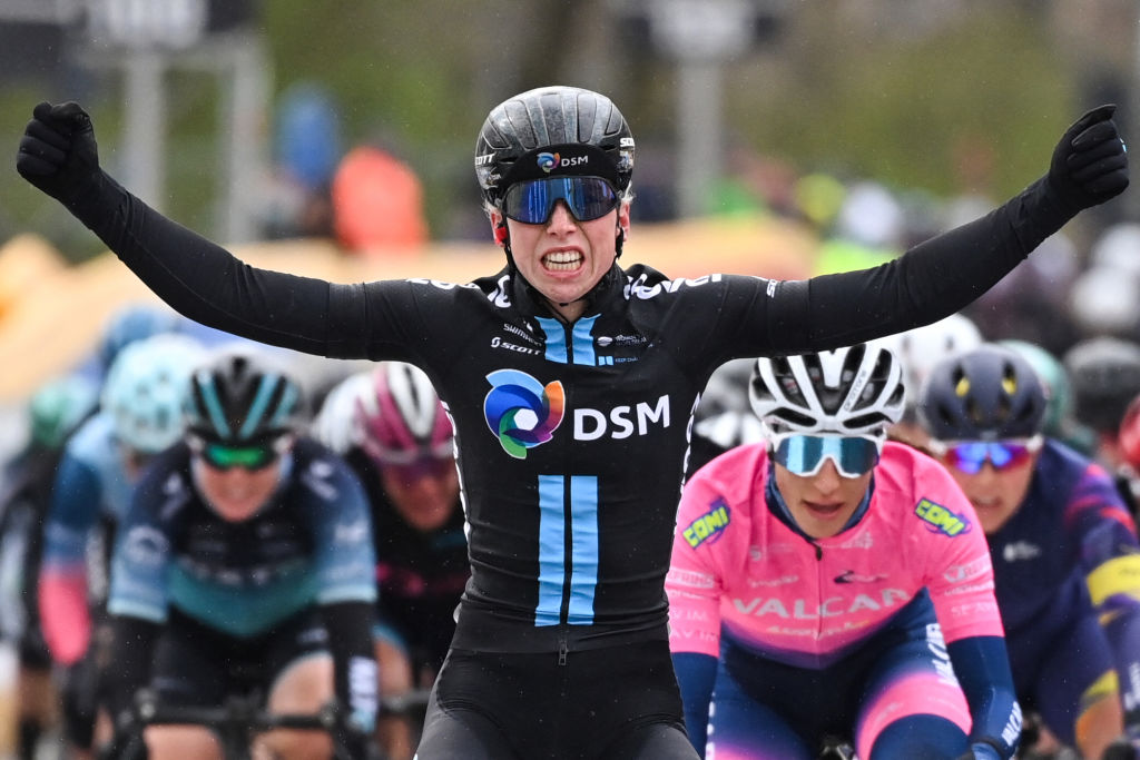 Lorena Wiebes gana el Dwars Door de Westhoek