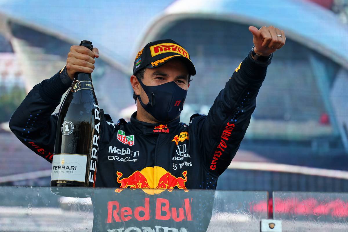 El ganador de la carrera Sergio Pérez (MEX) Red Bull Racing celebra en el podio.  06.06.2021.  Campeonato del Mundo de Fórmula 1, Rd 6, Gran Premio de Azerbaiyán, Bakú