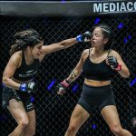 Escenas de la pelea de peso átomo entre las estrellas de MMA Ritu Phogat y Bi Nguyen en ONE: DANGAL el 15 de mayo