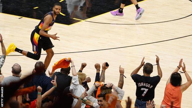 Mikal Bridges de los Phoenix Suns reacciona a un tiro de tres puntos contra los LA Clippers