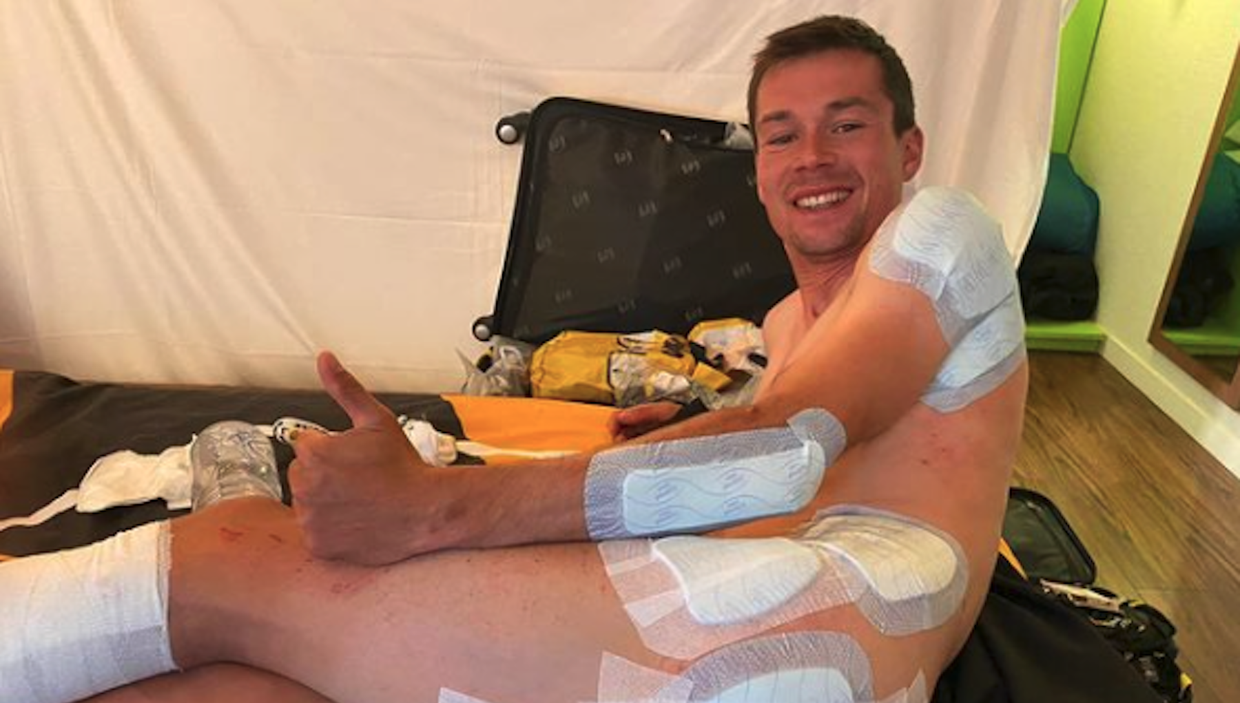 Primož Roglič momificado sigue en carrera después del accidente del Tour de Francia