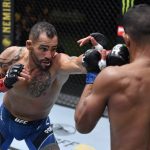 LAS VEGAS, NEVADA - 5 DE JUNIO: (LR) Santiago Ponzinibbio de Argentina golpea a Miguel Baeza en una pelea de peso welter durante el evento UFC Fight Night en UFC APEX el 5 de junio de 2021 en Las Vegas, Nevada.  (Foto de Jeff Bottari / Zuffa LLC)