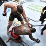 LAS VEGAS, NEVADA - 26 DE JUNIO: (LR) Tanner Boser de Canadá golpea a Ovince Saint Preux en una pelea de peso pesado durante el evento UFC Fight Night en UFC APEX el 26 de junio de 2021 en Las Vegas, Nevada.  (Foto de Chris Unger / Zuffa LLC)