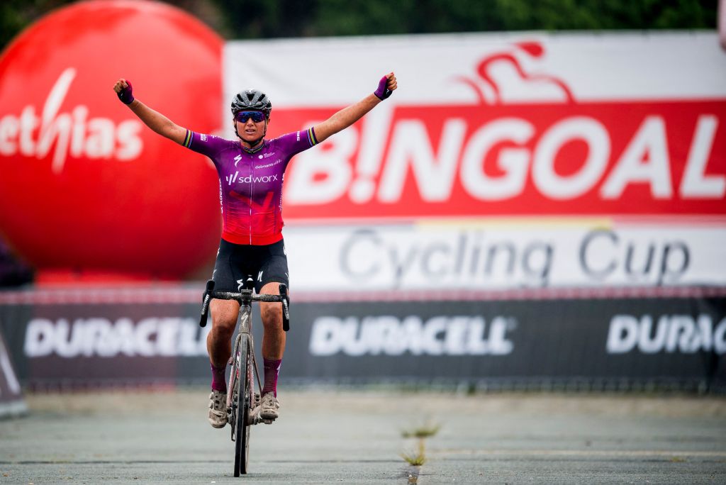 Van den Broek-Blaak gana la puerta de Dwar en Hageland