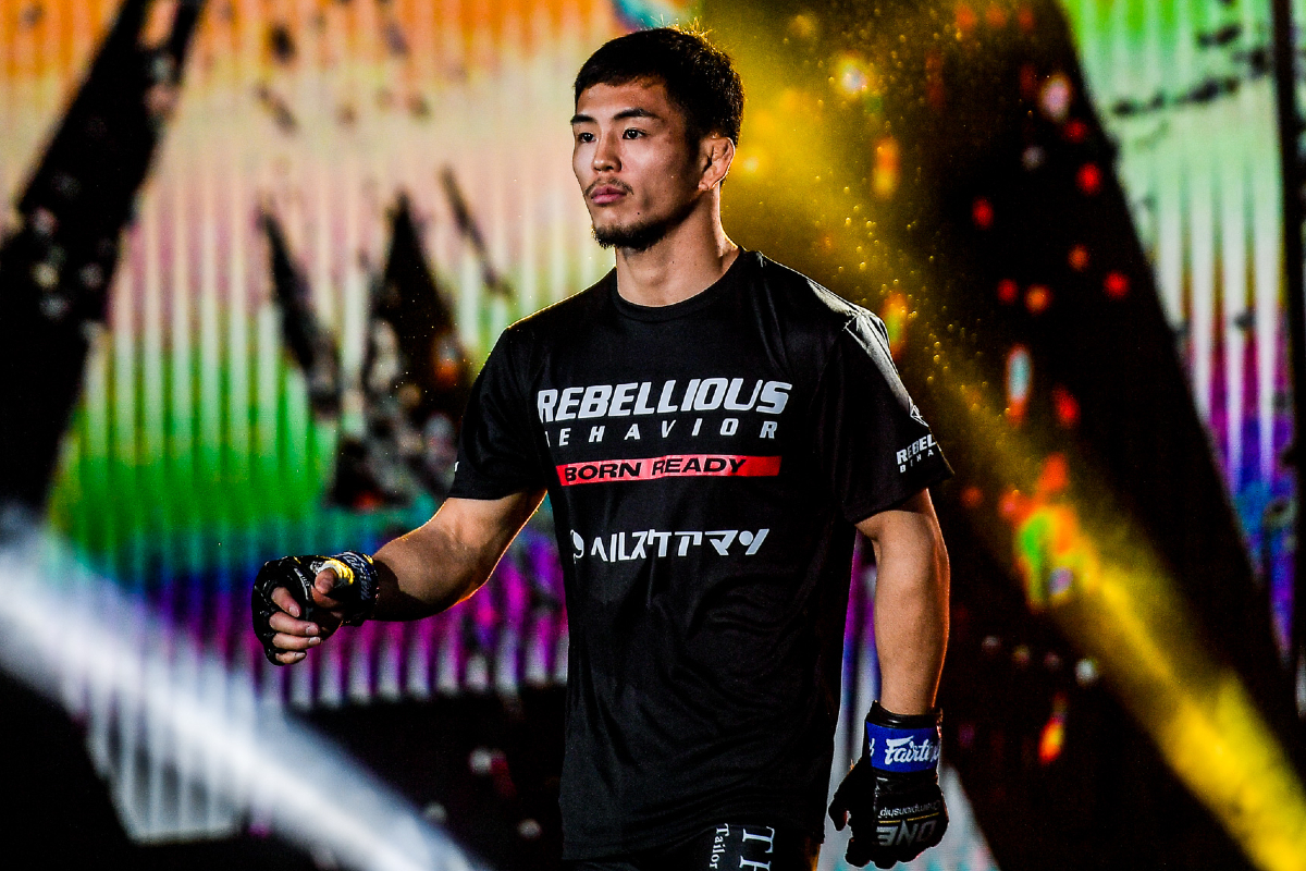 El luchador japonés de MMA Yuya Wakamatsu hace su entrada