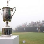 El trofeo del US Open se ve cerca del primer tee durante una primera ronda retrasada por la niebla del US Open 2021 en Torrey Pines Golf Course & # xa0;  - IMÁGENES FALSAS