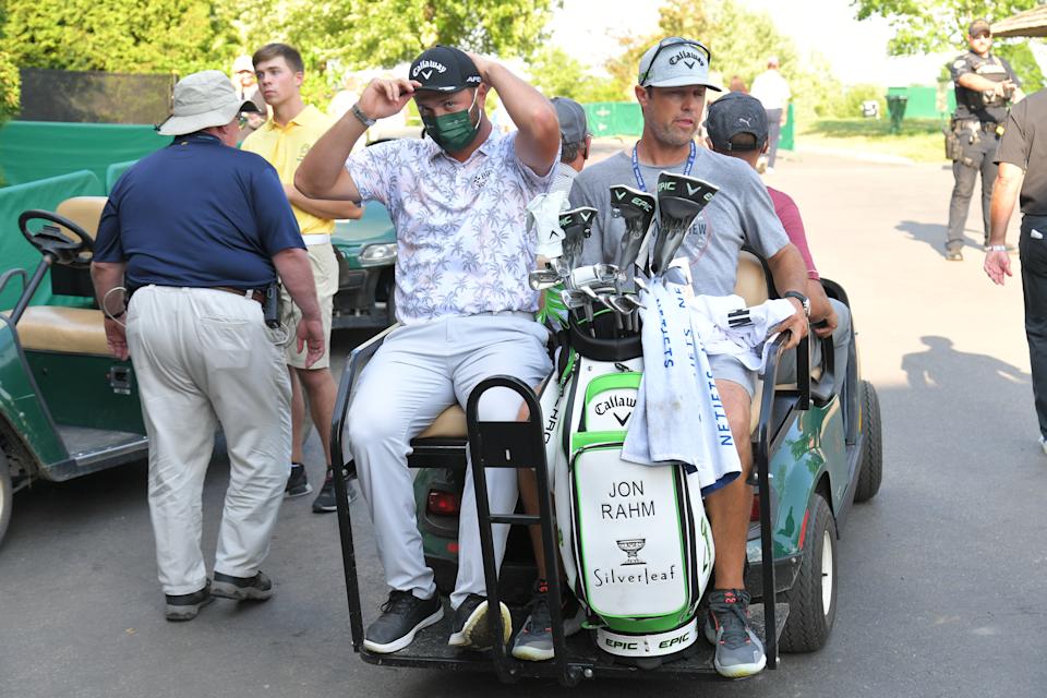 DUBLÍN, OHIO - 5 DE JUNIO: Jon Rahm de España es trasladado después de dar positivo por COVID-19 después de la tercera ronda del Torneo Memorial presentado por Nationwide en Muirfield Village Golf Club el 5 de junio de 2021 en Dublin, Ohio.  (Foto de Ben Jared / PGA TOUR a través de Getty Images)