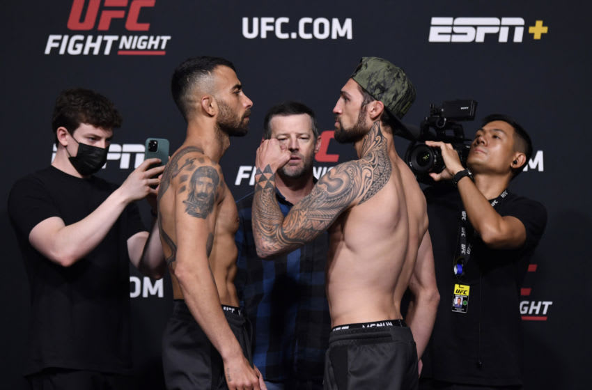 LAS VEGAS, NEVADA - 4 DE JUNIO: (LR) Los oponentes Makwan Amirkhani de Finlandia y Kamuela Kirk se enfrentan durante el pesaje de UFC Fight Night en UFC APEX el 4 de junio de 2021 en Las Vegas, Nevada.  (Foto de Jeff Bottari / Zuffa LLC a través de Getty Images)