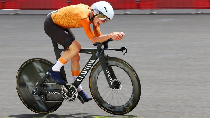 Annemiek van Vleuten en camino de ganar la pista de tiempo olímpica femenina.