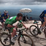 Mira: Mark Cavendish le inclina el casco a Tom Simpson mientras lucha contra el Mont Ventoux