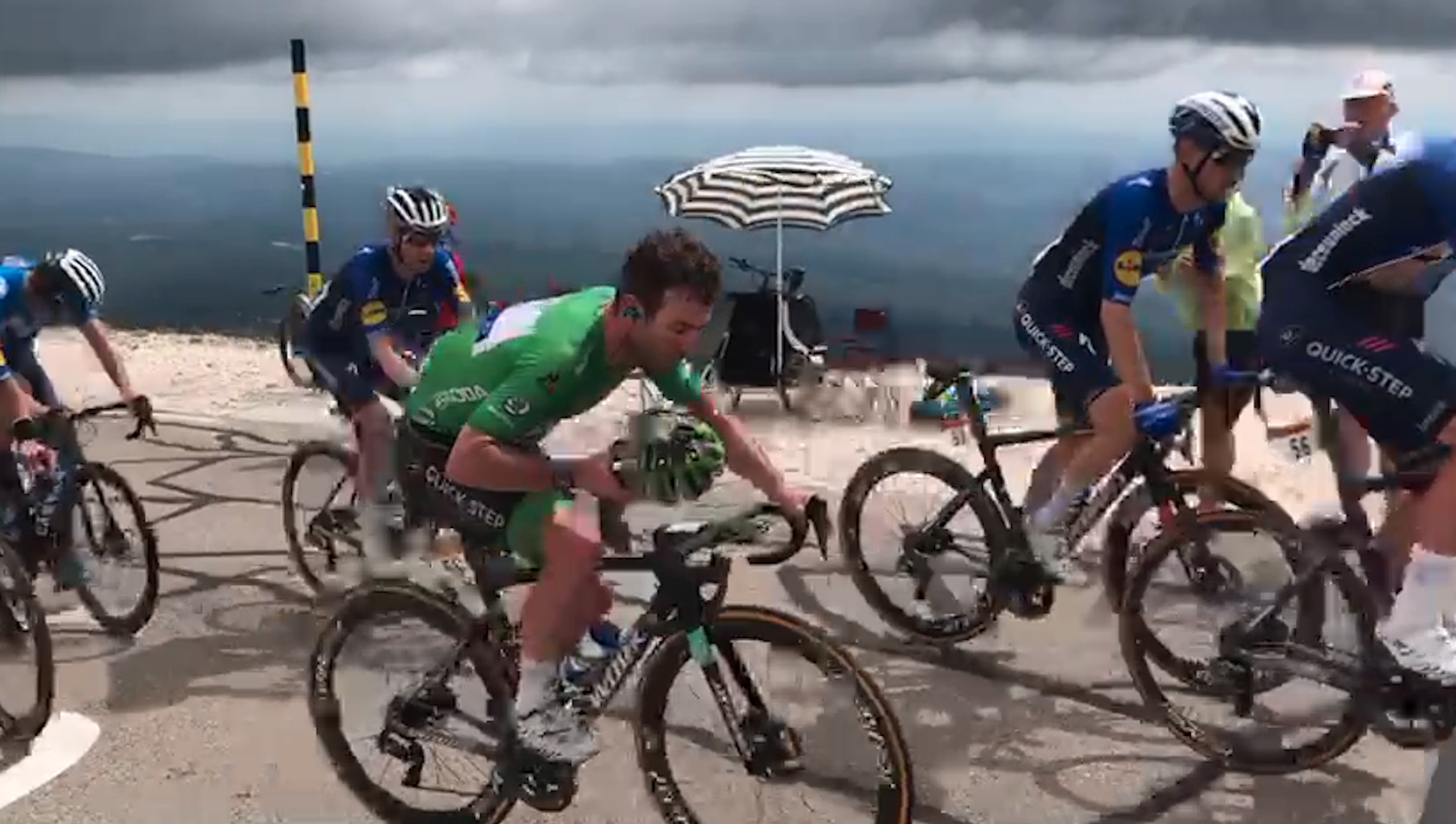 Mira: Mark Cavendish le inclina el casco a Tom Simpson mientras lucha contra el Mont Ventoux
