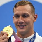 Caeleb Dressel de Estados Unidos posa con su medalla de oro en los 100 metros estilo libre masculino.