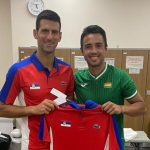 Novak Djokovic le regala a Hugo Dellien su camiseta tras el choque de los Juegos Olímpicos de Tokio