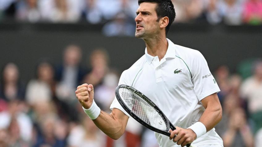Novak Djokovic reacciona tras vencer a Marton Fucsovics en Wimbledon