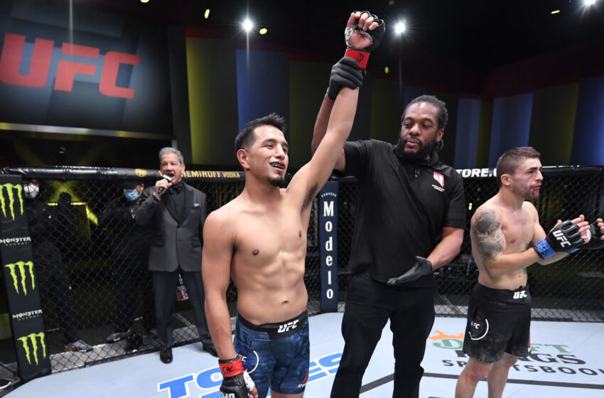 LAS VEGAS, NEVADA - 31 DE OCTUBRE: En esta imagen proporcionada por UFC, Adrián Yánez reacciona después de su victoria por nocaut sobre Víctor Rodríguez en una pelea de peso gallo durante el evento UFC Fight Night en UFC APEX el 31 de octubre de 2020 en Las Vegas, Nevada.  (Foto de Jeff Bottari / Zuffa LLC a través de Getty Images)