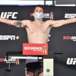LAS VEGAS, NEVADA - 5 DE JUNIO: En esta imagen proporcionada por UFC, Cory Sandhagen posa en la báscula durante el pesaje de UFC 250 en UFC APEX el 5 de junio de 2020 en Las Vegas, Nevada.  (Foto de Jeff Bottari / Zuffa LLC a través de Getty Images)