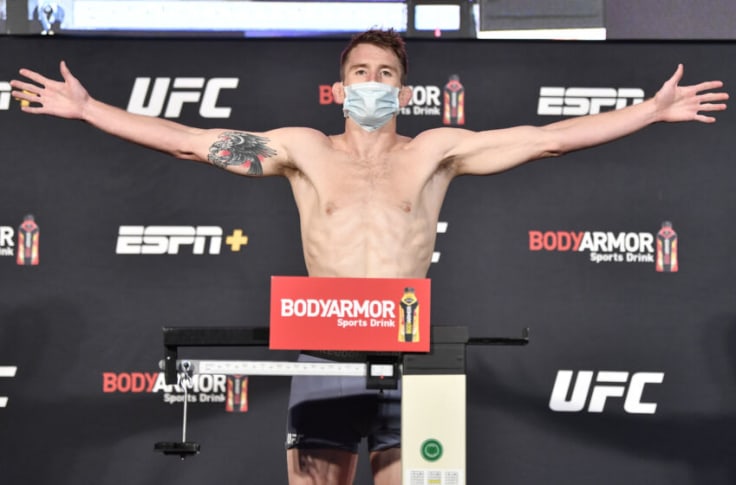 LAS VEGAS, NEVADA - 5 DE JUNIO: En esta imagen proporcionada por UFC, Cory Sandhagen posa en la báscula durante el pesaje de UFC 250 en UFC APEX el 5 de junio de 2020 en Las Vegas, Nevada.  (Foto de Jeff Bottari / Zuffa LLC a través de Getty Images)