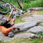 Mathieu van der Poel se estrella temprano en un evento de bicicleta de montaña