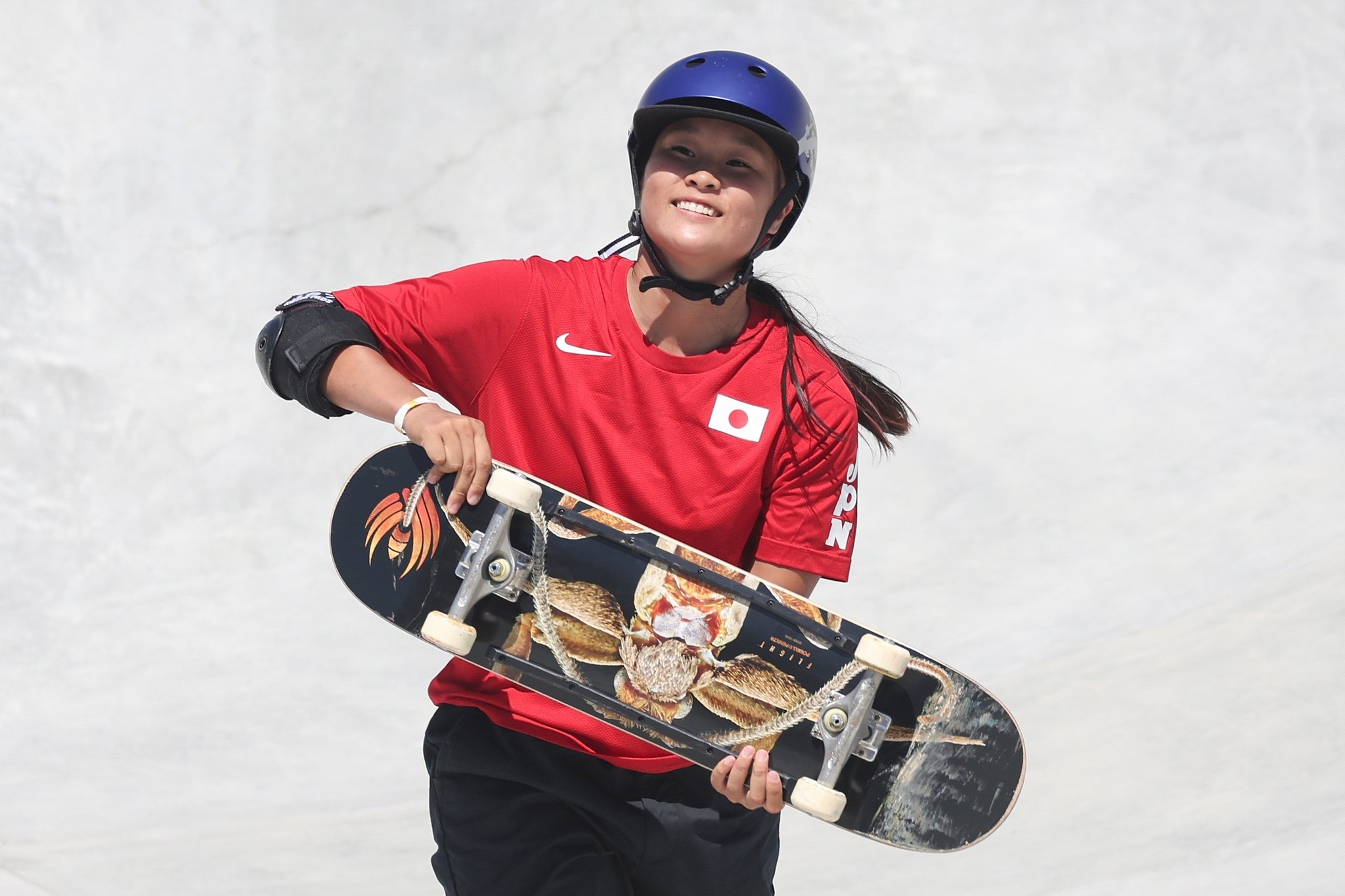 Sakura Yosozumi de Japón durante el evento de skateboarding del parque de mujeres.