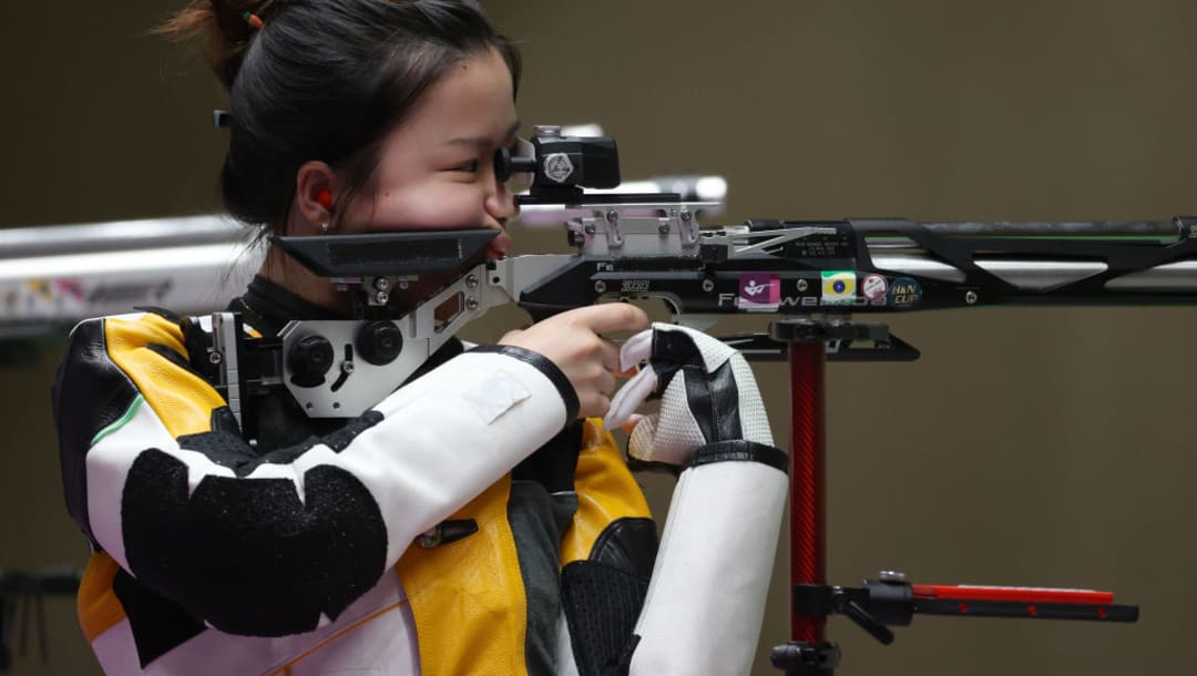 La doble medallista de oro olímpica YANG Qian y su horquilla viral.  (Foto de Kevin C. Cox / Getty Images)