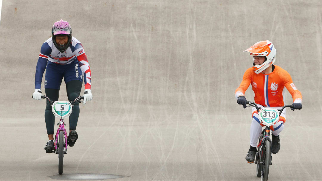 TOKIO, JAPÓN - 30 DE JULIO: (LR) Kye Whyte del equipo de Gran Bretaña gana una medalla de plata y Niek Kimmann del equipo de Holanda cruza la línea de meta mientras celebra ganar una medalla de oro en la final masculina de BMX el día siete de los Juegos Olímpicos de Tokio 2020 Juegos en Ariake Urban Sports Park el 30 de julio de 2021 en Tokio, Japón.  (Foto de Ezra Shaw / Getty Images)