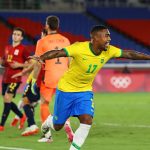 YOKOHAMA, JAPÓN - 7 DE AGOSTO: Malcom # 17 del equipo de Brasil celebra después de anotar el segundo gol de su equipo durante el partido por la medalla de oro masculina entre Brasil y España en el día quince de los Juegos Olímpicos de Tokio 2020 en el Estadio Internacional de Yokohama el 7 de agosto de 2021 en Yokohama , Kanagawa, Japón.  (Foto de Francois Nel / Getty Images)