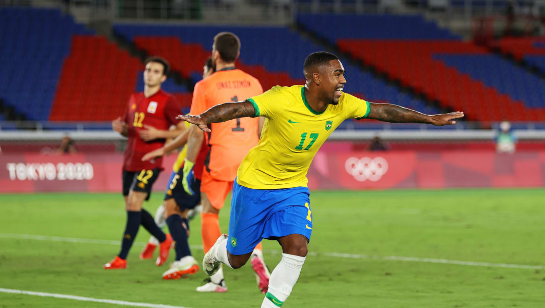 YOKOHAMA, JAPÓN - 7 DE AGOSTO: Malcom # 17 del equipo de Brasil celebra después de anotar el segundo gol de su equipo durante el partido por la medalla de oro masculina entre Brasil y España en el día quince de los Juegos Olímpicos de Tokio 2020 en el Estadio Internacional de Yokohama el 7 de agosto de 2021 en Yokohama , Kanagawa, Japón.  (Foto de Francois Nel / Getty Images)