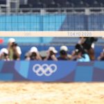 TOKIO, JAPÓN - 3 DE AGOSTO: April Ross # 1 del equipo de Estados Unidos y Alix Klineman # 2 celebran después de derrotar al equipo de Alemania durante los cuartos de final femeninos de voleibol de playa en el día once de los Juegos Olímpicos de Tokio 2020 en el Parque Shiokaze el 3 de agosto de 2021 en Tokio , Japón.  (Foto de Ezra Shaw / Getty Images)