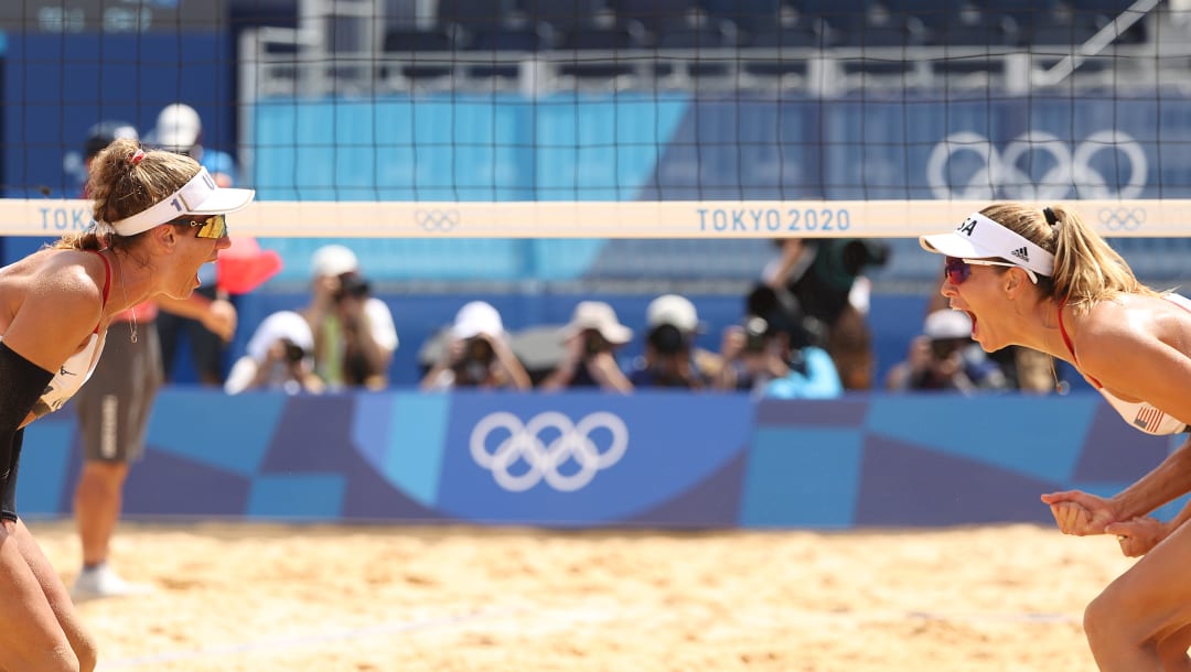 TOKIO, JAPÓN - 3 DE AGOSTO: April Ross # 1 del equipo de Estados Unidos y Alix Klineman # 2 celebran después de derrotar al equipo de Alemania durante los cuartos de final femeninos de voleibol de playa en el día once de los Juegos Olímpicos de Tokio 2020 en el Parque Shiokaze el 3 de agosto de 2021 en Tokio , Japón.  (Foto de Ezra Shaw / Getty Images)