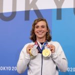 TOKIO, JAPÓN - 31 DE JULIO: Katie Ledecky del equipo de EE. UU. Posa con sus dos medallas de oro y dos de plata después de dar una conferencia de prensa a los medios de comunicación durante los Juegos Olímpicos de Tokio el 31 de julio de 2021 en Tokio, Japón.  (Foto de Laurence Griffiths / Getty Images)