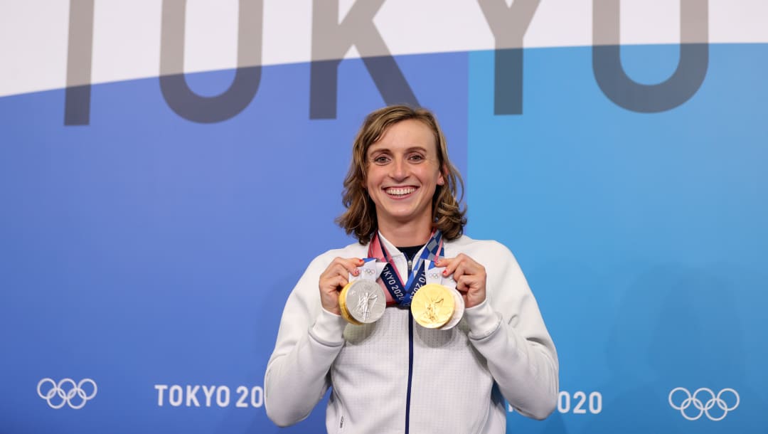 TOKIO, JAPÓN - 31 DE JULIO: Katie Ledecky del equipo de EE. UU. Posa con sus dos medallas de oro y dos de plata después de dar una conferencia de prensa a los medios de comunicación durante los Juegos Olímpicos de Tokio el 31 de julio de 2021 en Tokio, Japón.  (Foto de Laurence Griffiths / Getty Images)